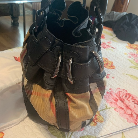 Burberry Leather Large  Black and Tan Bag with Textured Leather Trim - Picture 3 of 16